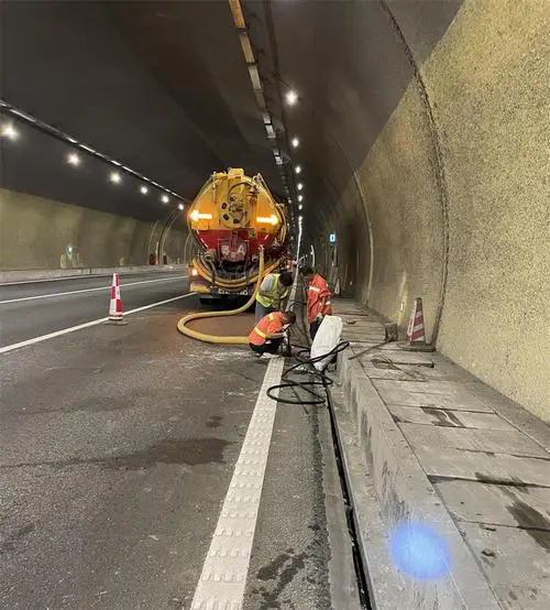 昭苏隧道排水渠清淤